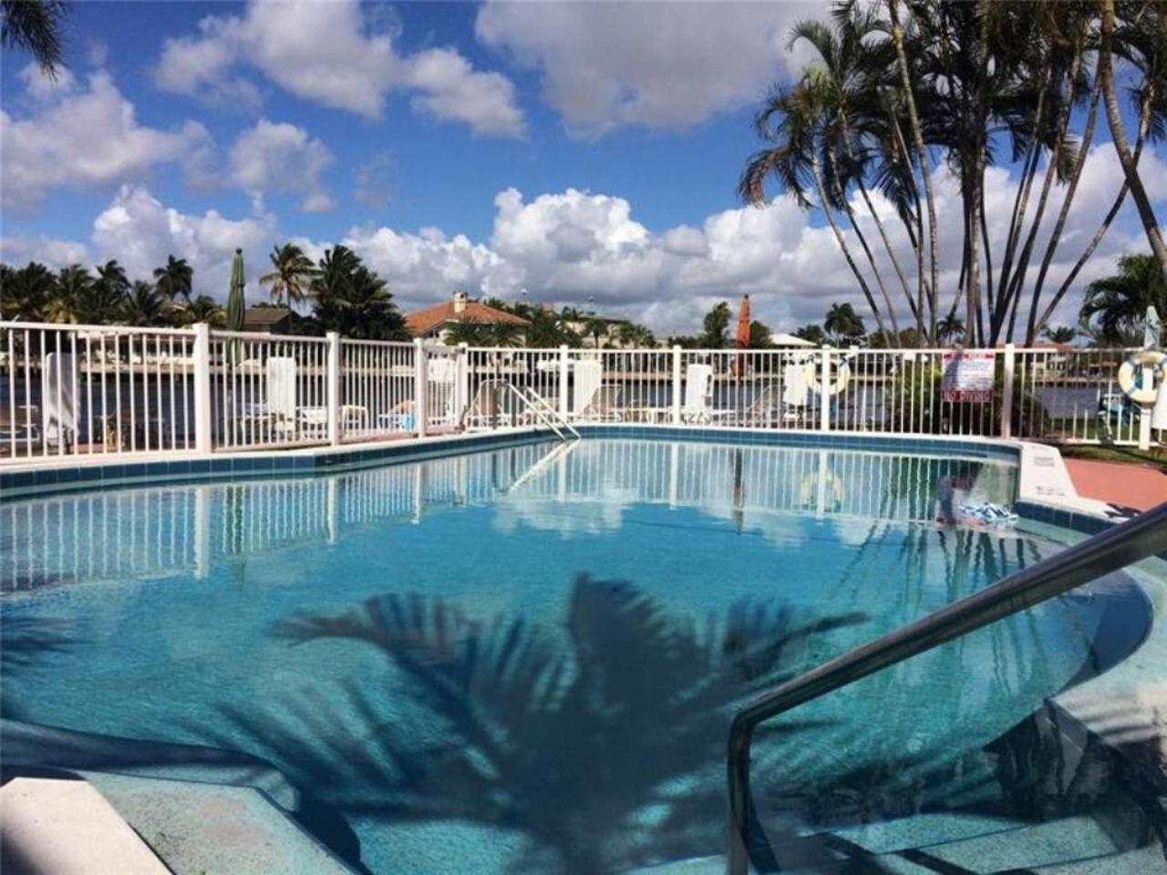 Studio Intracoastal Views! 5 Min Walk To The Beach Villa Pompano Beach Bagian luar foto